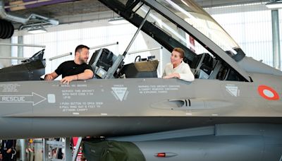 Los primeros cazas F-16 donados por los aliados ya están de camino a Ucrania