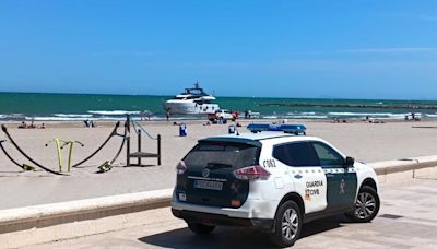 Encalla un yate en la playa de Pinedo