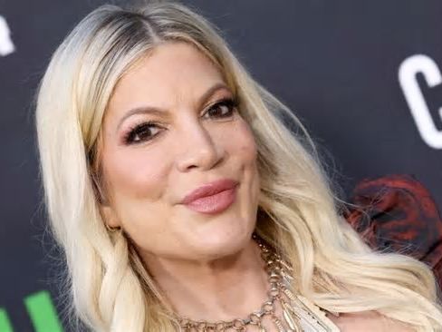 La actriz Tori Spelling reveló que orinó en el pañal de su hijo mientras estaba atrapada en el tráfico