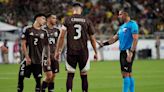 Polémica en Copa América: ¿Era penal para México las jugadas de Chino Huerta y Santi Giménez? - El Diario NY