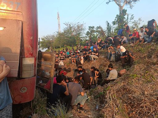 La Cancillería de Ecuador reporta 46 emigrantes abandonados en una autopista de México