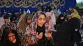 Los iraníes ruegan a Dios un mejor destino en las noches “mágicas” del islam