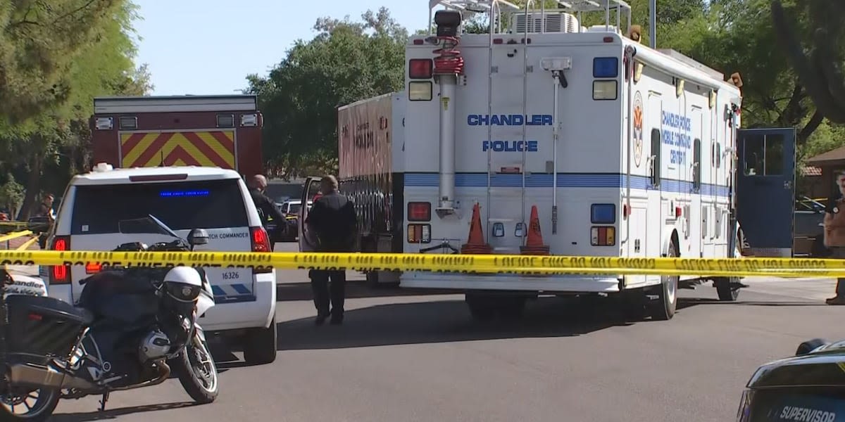 Suspect charged at officers with 2 large knives before deadly shooting, Chandler police say