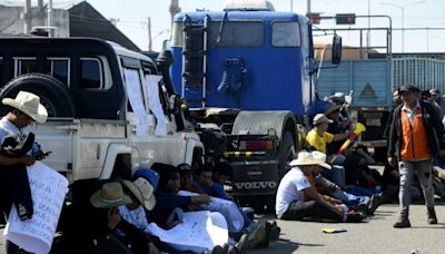 Bolivia enfrenta bloqueos por escasez de dólares que el gobierno niega