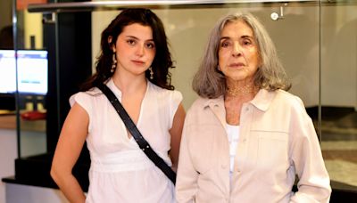Em rara aparição, Betty Faria leva a neta ao lançamento do livro de Caetano Veloso