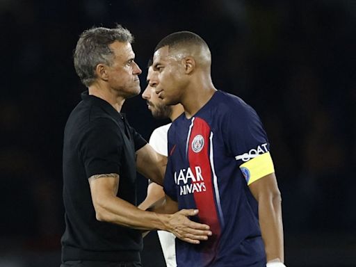 Luis Enrique rifa una camiseta de Mbappé