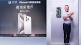 iPhone 15開搶 中華電信董事長郭水義現身直接果粉送頂規版