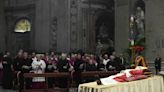 Benedicto XVI es despedido por miles de fieles en la basílica de San Pedro