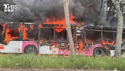 台中公車冒煙急停靠！噴掉2瓶滅火器止不住火 5乘客險逃生