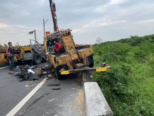 嘉義太保嚴重車禍！國道拖吊車撞護欄翻覆 駕駛送醫不治