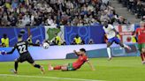 Kolo Muani y un déjà vu del Mundial: como le pasó ante Dibu Martínez, esta vez un defensor le bloqueó el gol para Francia