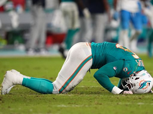 Dolphins’ Jaelan Phillips out with season-ending knee injury after going down in loss to Titans