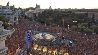 La selección española se da un multitudinario baño de masas por la cuarta EURO