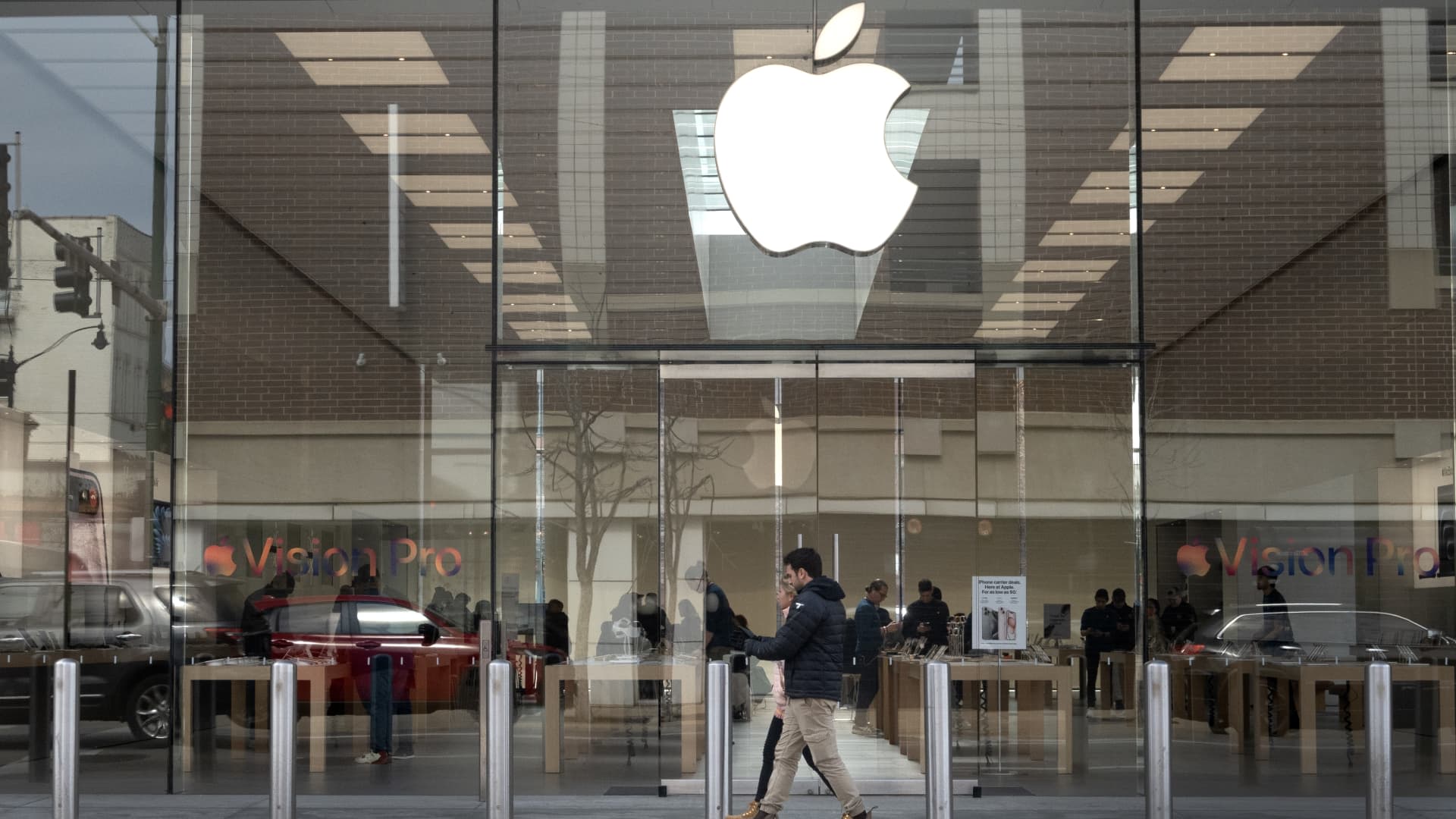 Here come Apple’s quarterly results. This is what traders are watching