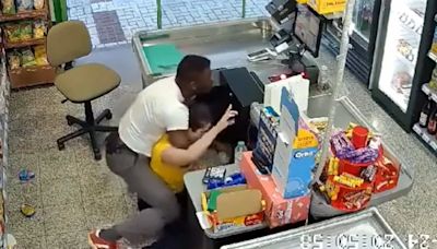 El brutal vídeo en el que atracan a una cajera en un supermercado de Málaga para robar 130 euros