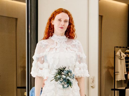 Karen Elson lleva el primer vestido de novia creado por Alessandro Michele para Valentino