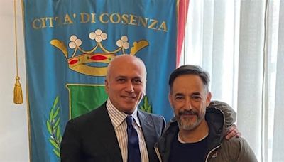 Cosenza, il Sindaco riceve a Palazzo dei Bruzi la visita dell’attore Peppino Mazzotta