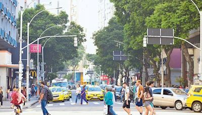 Nas ondas da princesinha: Copacabana tem festa pelos 132 anos