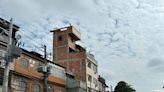 Dois andares e o terraço do "arranha Céu de Irajá" é demolido pela Prefeitura