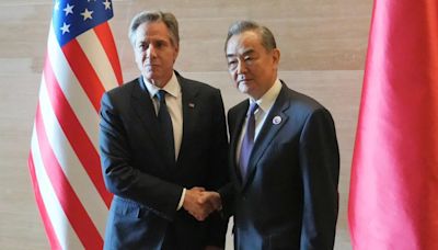 Blinken expresa su preocupación por las "acciones desestabilizadoras" de Beijing en el Mar de China Meridional en una reunión con su homólogo chino
