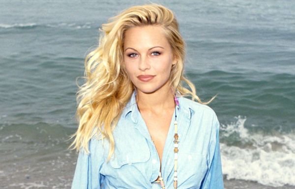 12 Gorgeous Throwback Photos of Pamela Anderson