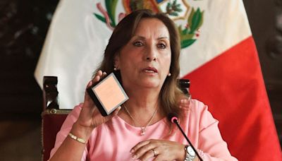 Presidenta de Perú alcanza histórico índice de rechazo en medio de crisis política y escándalo de corrupción - La Tercera