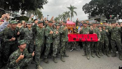 白沙屯媽祖/斗六阿兵哥大聲告白！媽祖聽了急轉彎 官兵爭相與聖母合影 | 中天新聞網