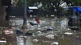 Inundado, Centro Histórico de Porto Alegre é tomado por lixo e sujeira nas águas