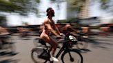 Personas desnudas en Ciudad de México protestan para promover el uso de bicicletas