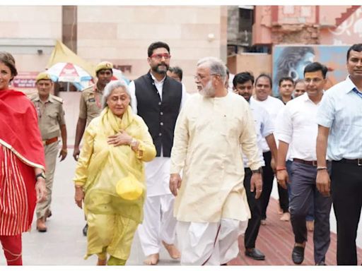 ...Kashi Vishwanath temple in Varanasi without Aishwarya Rai and Aaradhya; Shweta and Jaya Bachchan join - See photos | - Times of India