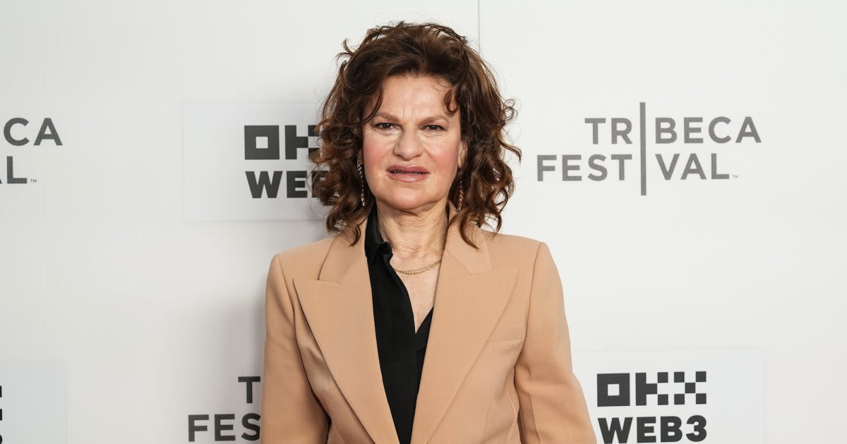 Sandra Bernhard Apologizes to Morgan Fairchild for Not Being Nice on Roseanne