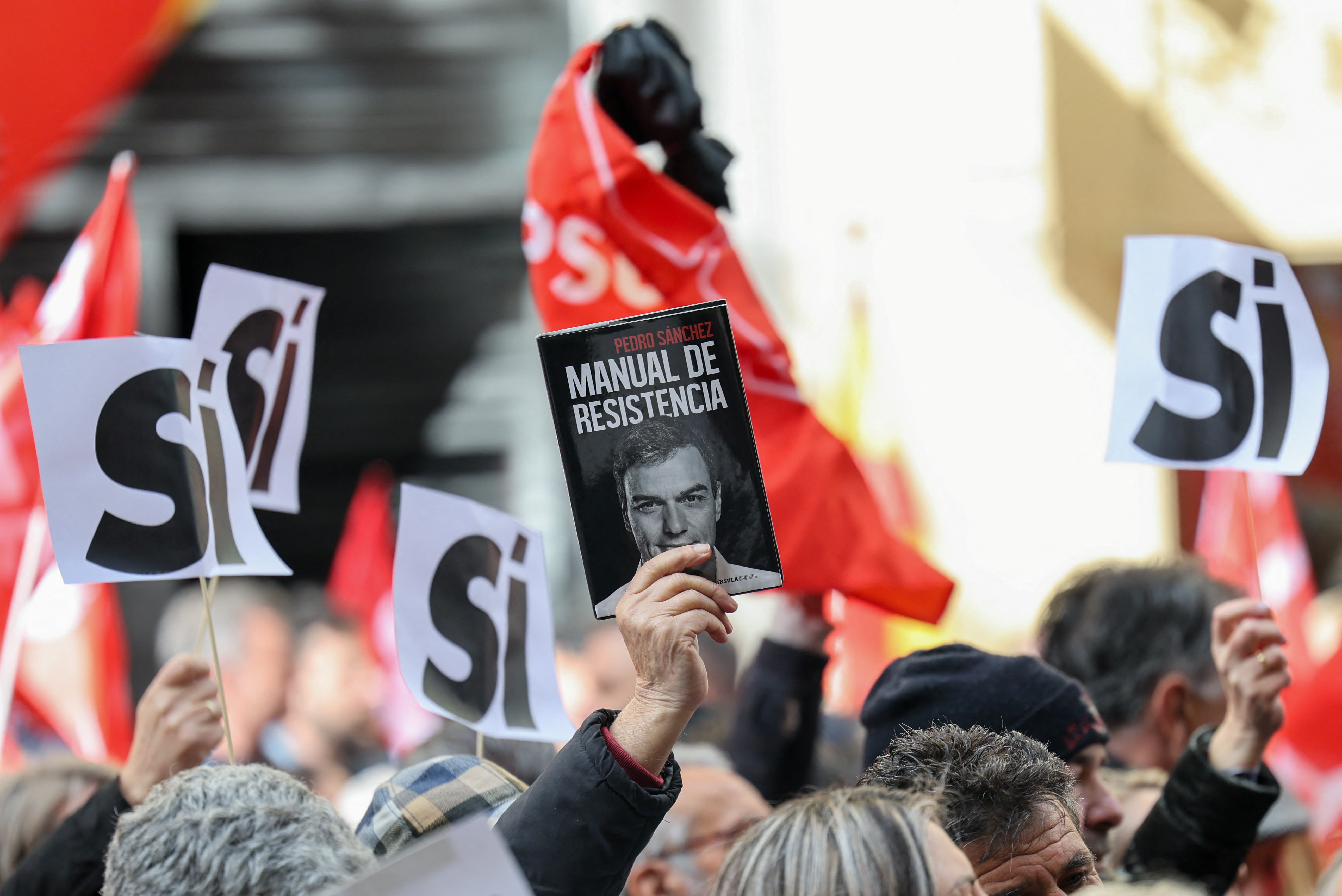 Socialist supporters call on Spanish prime minister to stay