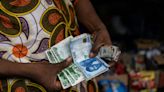 Au Nigeria, la traditionnelle "douche de billets" dans le collimateur des autorités