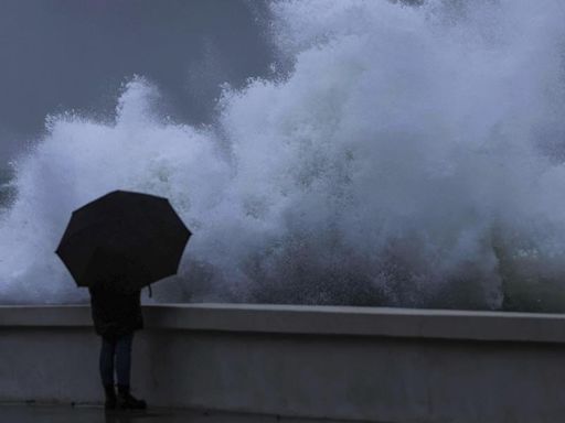 Muere una mujer en Badalona, arrastrada hasta el mar por el temporal