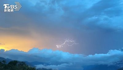 南投信義夕照伴雨瀑 瞬間雷電超壯觀