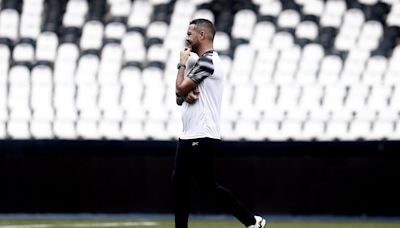 Dos quatro atacantes aos cinco meias, Artur Jorge transforma o Botafogo em um time de flexibilidade tática