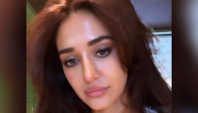 Disha Patani Adds Sparkle To Her Summer Beauty Look With Shimmery Lids And Glossy Lips