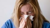 Dormir com cabelo molhado dá gripe? Vitamina C evita a doença? Veja mitos e verdades
