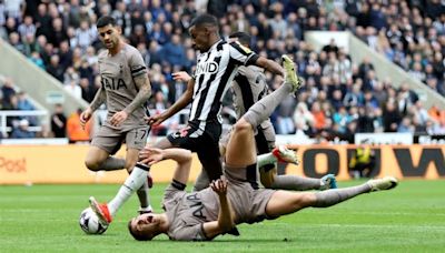 Tottenham en Van de Ven worden compleet zoek gespeeld door Newcastle