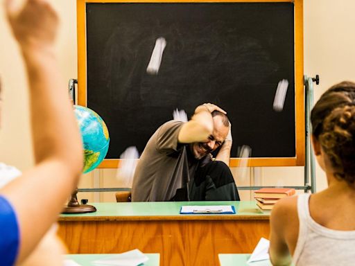 "Un profesor me dijo que al entrar a clase se pone más cerca de la puerta, por si tiene que salir corriendo": cómo se explica el preocupante aumento de las agresiones que sufren los profesores en todo el mundo