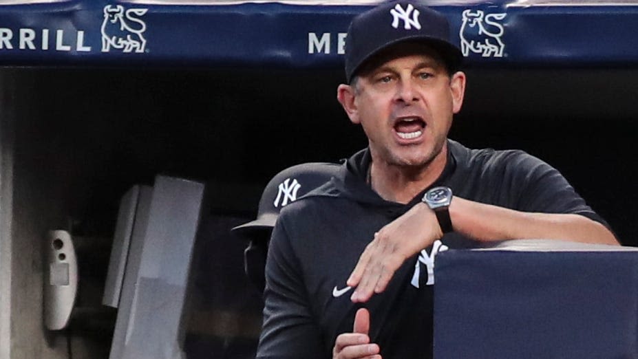 Yankees manager Aaron Boone comes to umpire Ángel Hernández's defense after backlash