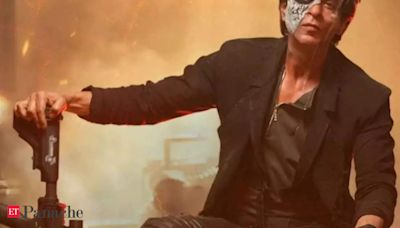 Shah Rukh Khan flying to US for emergency operation as eye surgery goes wrong