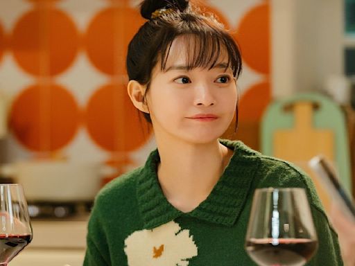 No Gain No Love: Shin Min Ah looks charming as money-oriented office worker in rom-com with Kim Young Dae; PICS