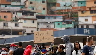 Dezenas de detidos e pelo menos dois mortos em protestos contra Maduro por toda a Venezuela
