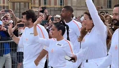 Salma Hayek et Patrick Bruel sur le relais de la flamme olympique à Versailles