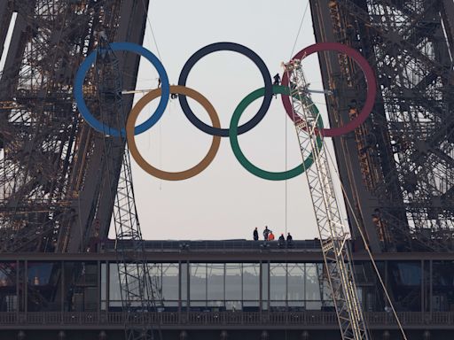 JO de Paris 2024 : la tour Eiffel arbore les anneaux olympiques à 50 jours des Jeux