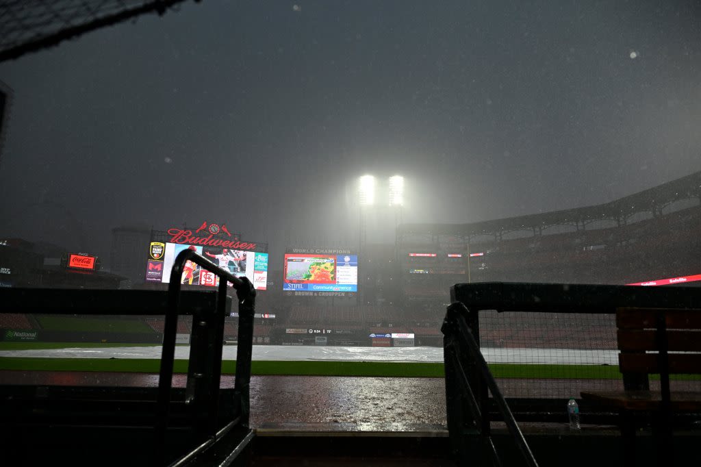 After lengthy rain delay, Chicago White Sox complete 6-5 win vs. St. Louis Cardinals in 10 innings