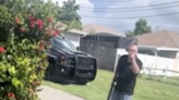 Un hombre de Florida amenaza con un rifle de asalto a un paisajista negro por bloquear parcialmente su entrada
