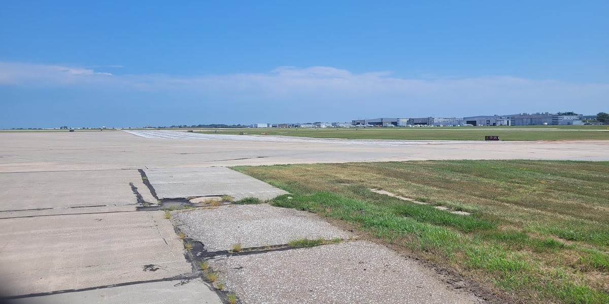 Airplane clips its wing, enters grass while landing at Lincoln Airport