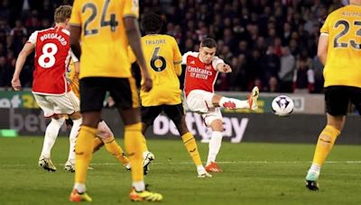 Trossard marca el golazo de la jornada en la Premier pero... ¿la quiso poner allí?